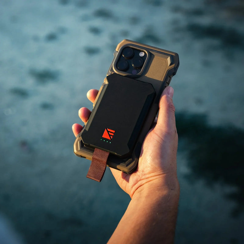 Load image into Gallery viewer, Poseidon Nano 3,000 mAh MagSafe Power Bank
