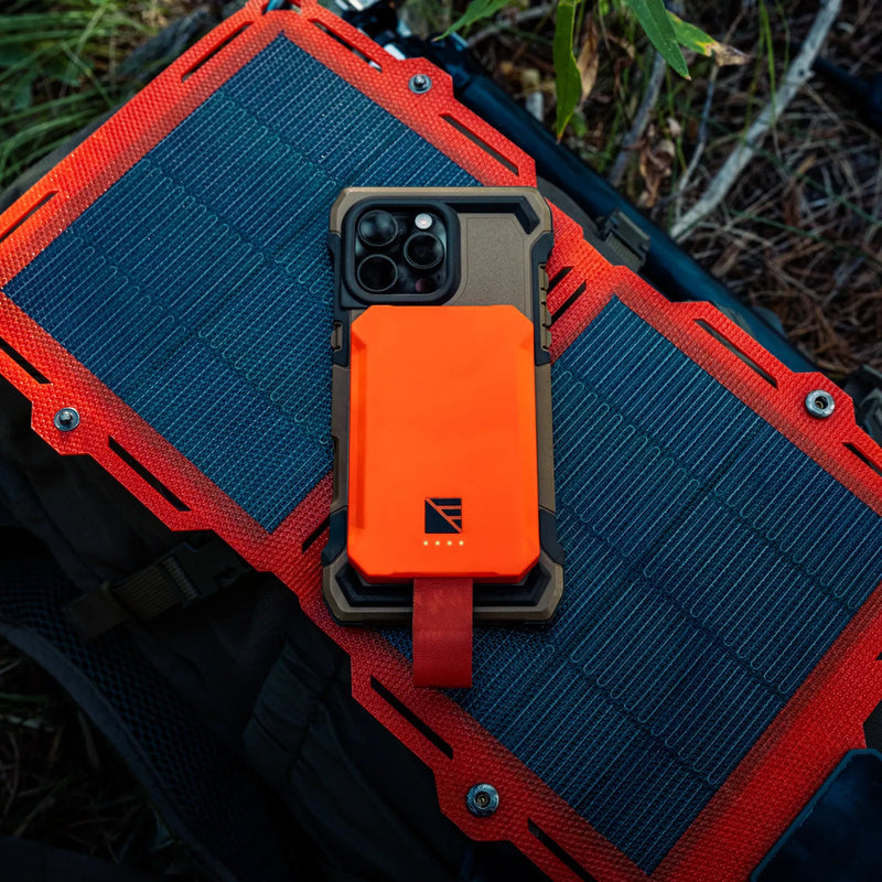 Load image into Gallery viewer, Poseidon Nano 3,000 mAh MagSafe Power Bank
